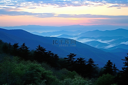 日落时的蓝岭山脉森林在大烟山