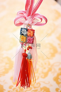 带有花边的中国传统装饰展示了许多丝带