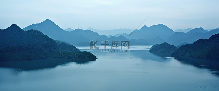 水玉背景图片_一座依山傍水的山