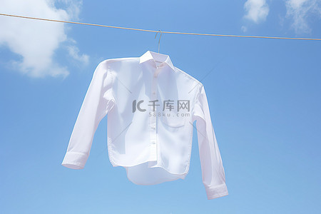 一件白衬衫挂在蓝天的线上