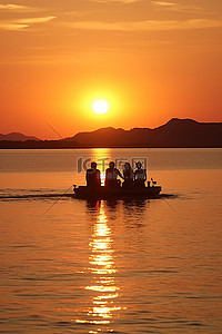 日落时分，年轻人在水中划船