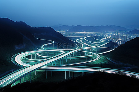 孟姜女哭长城背景图片_高速公路交叉口在晚上在山上