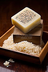 皂皂背景图片_木盒装全天然白米皂 糙米和罗非鱼