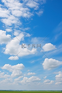 平原背景图片_夏天的浅色天空白云蓝天横跨平原