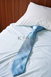 床上立着一条蓝色背景的领带