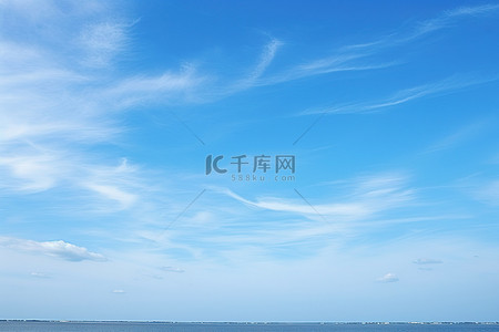 蓝色清爽背景图片_天蓝色的一天，有云海波浪和小船