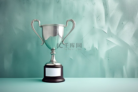 一个银色奖杯，上面写着“胜利”