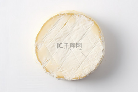 蓝莓奶酪背景图片_白色表面上有一小块奶酪