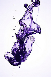 白色背景中倾注和溅出的紫色液体