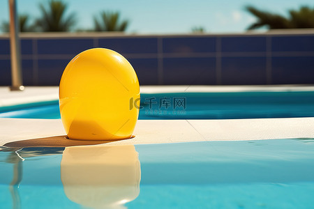 游泳暑假背景图片_坐在游泳池顶部的黄色游泳吸盘