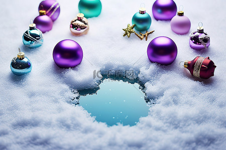 雪上微型彩色圣诞装饰品