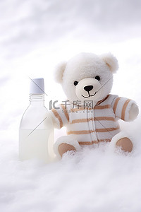 2 只白色泰迪熊宝宝，带瓶子，雪地里有熊宝宝