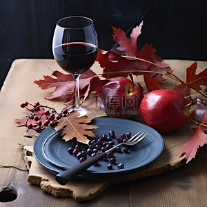 葡萄酒酒杯和木盘，上面有秋叶和石榴
