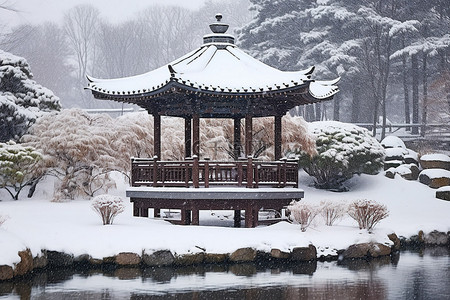 雪中​​设有水景的传统亚洲凉亭