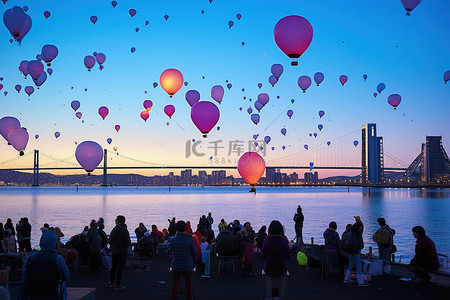 彩色旅行背景图片_人们坐在旧金山海滨，周围有许多彩色气球