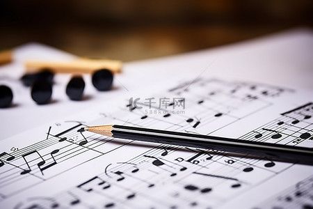 音乐纸上音乐课的乐谱和铅笔