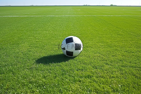 一个空的足球在绿色的场地上
