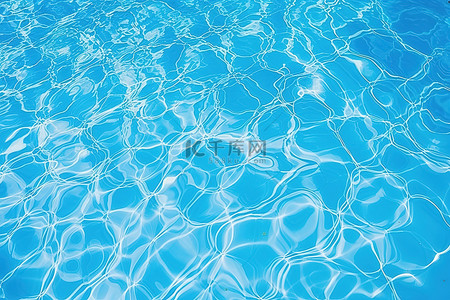 蓝色的水池和清澈的水的图像
