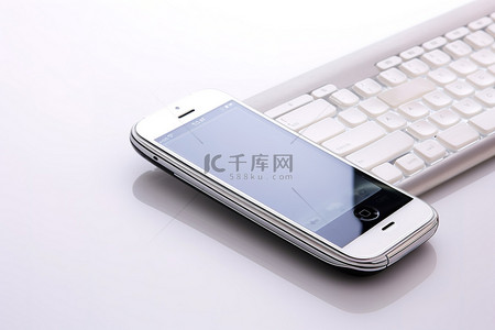 科技金融科技背景图片_坐在白色键盘上的 iPhone