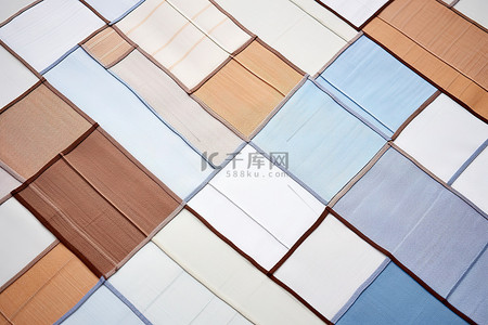 图案类似于棕色方形瓷砖，其中有几块蓝色和彩色瓷砖