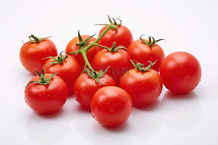 新鲜西红柿背景图片_白色表面上的西红柿