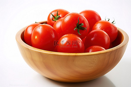 一个木碗里装有生西红柿
