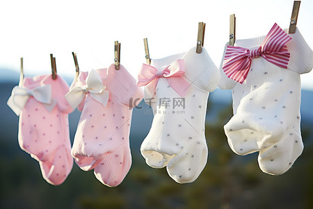 晾衣绳上挂着粉色蝴蝶结的婴儿袜