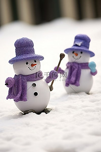 一些雪人穿着白色的衣服在雪地上行走