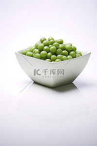 食蔬菜背景图片_白色表面上的绿豌豆 p59457901
