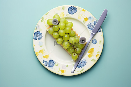 葡萄背景图片_一盘蓝色和黄色的葡萄甜点
