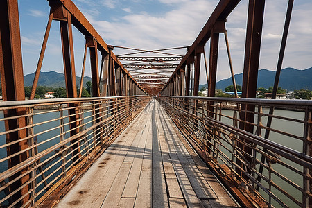 一座带有生锈金属栏杆的水上桥