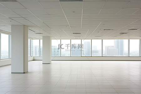 一间带窗户的空办公室里的瓷砖地板