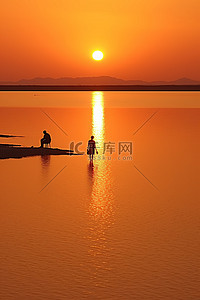 湖上捕鱼背景图片_太阳落在柯尼格湖上