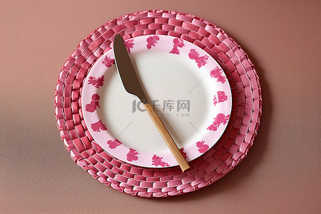 红色盘子和粉色刀