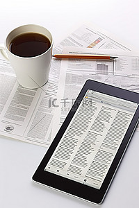 一本平板电脑铅笔杂志和纸，白色背景上有一杯咖啡