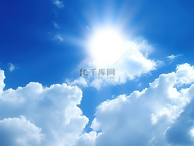 多云的蓝天中的太阳