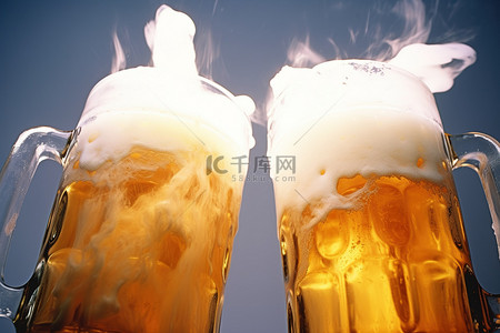 当心着火背景图片_两个啤酒杯着火了，每个杯子上都有泡沫