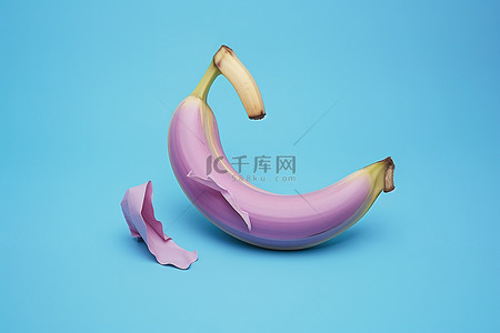 蓝色背景上的香蕉皮