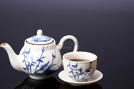 伯爵红茶背景图片_棕褐色的中国茶壶，旁边放着一杯红茶，旁边是植物 yan 123
