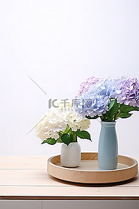 蓝色绣球花和白色花朵安装在木盘上