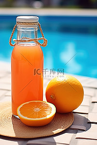 柠檬橙汁小清新背景图片_游泳池旁边桌子上的橙汁