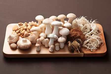 石头上放着一块木板，上面有各种蘑菇和生米