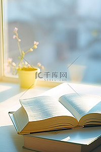 在...上背景图片_一本书打开，坐在靠近窗户的桌子上