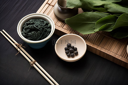 青菜配茶和筷子