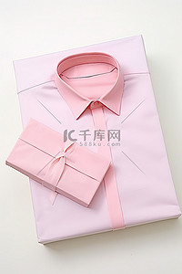 粉色购物包背景图片_粉色盒子，用来包裹绣花衬衫