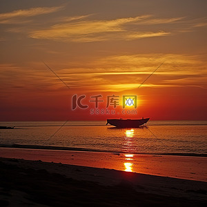 海面升起的太阳背景图片_太阳从海面升起，背景是一艘船