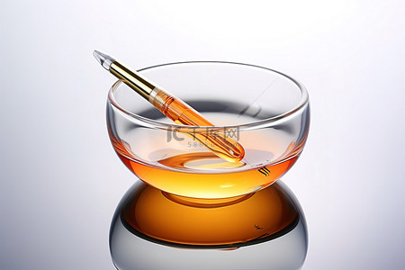 注射剂背景图片_注射剂位于一个小玻璃碗内