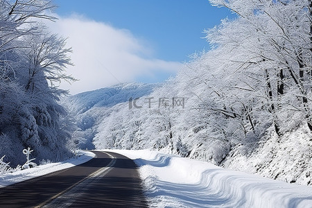 山里宝藏图背景图片_冬天的山里的山和雪的图片