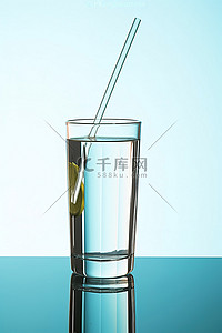 装有水的杯子背景图片_一个装有吸管和水的玻璃杯