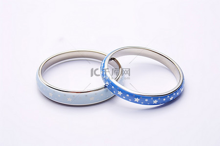 蓝色和白色圆点框架中的两个结婚戒指